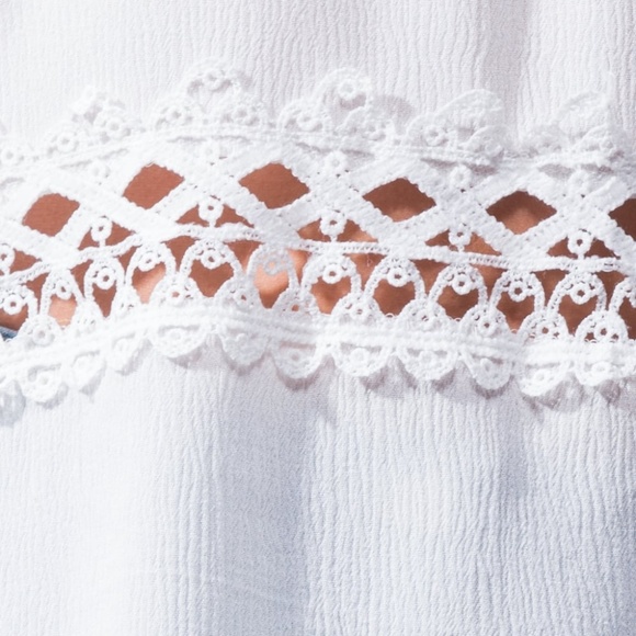 🎉HP🎉 Lace Trim Cold Shoulder Top - Picture 2 of 5